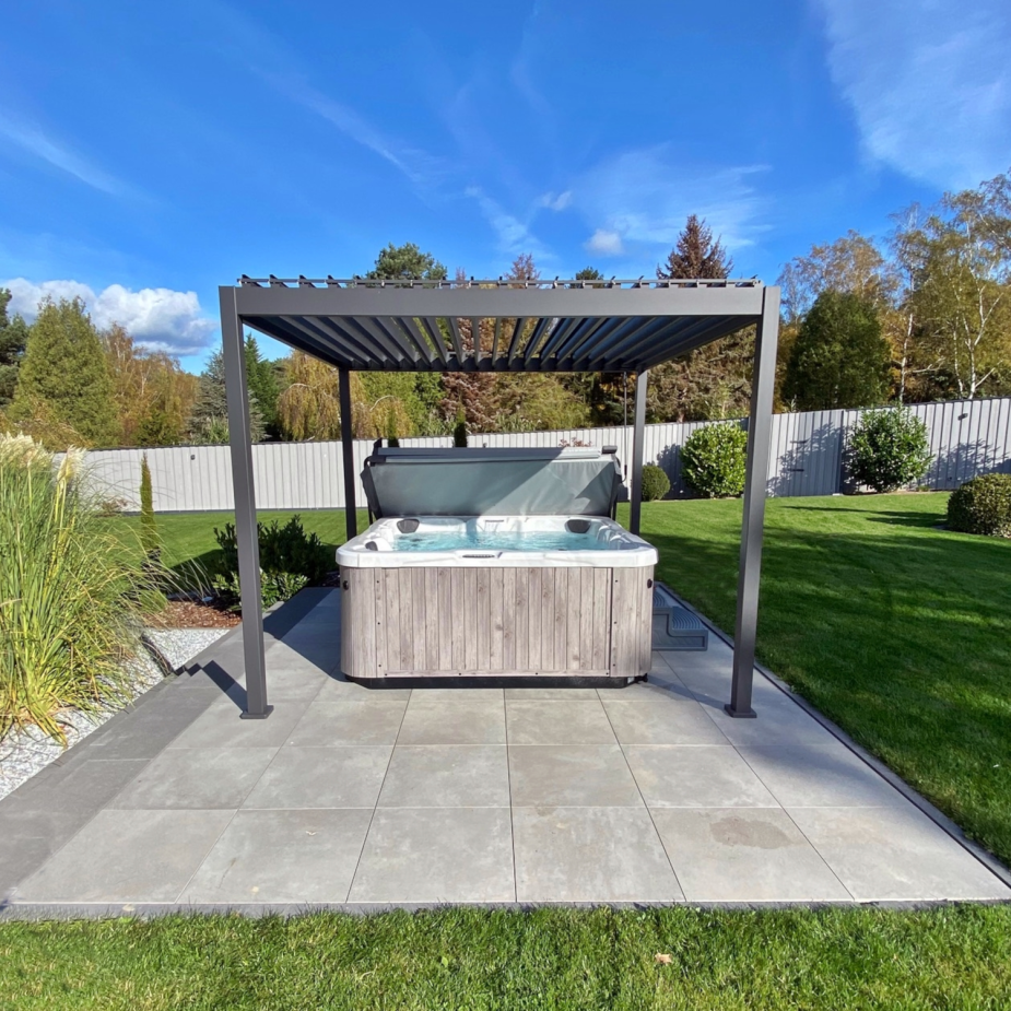 Outdoor Whirlpool Dream im Garten unter einer Pergola