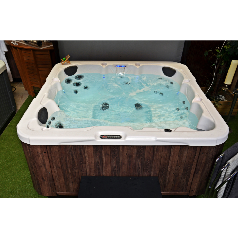 Outdoor Whirlpool Dream in unserer Ausstellung in Vintage braun