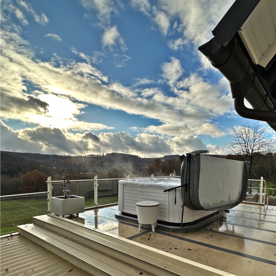 Der Outdoor Whirlpool Chairman auf einer Dachterrasse mit fabelhaftem Ausblick