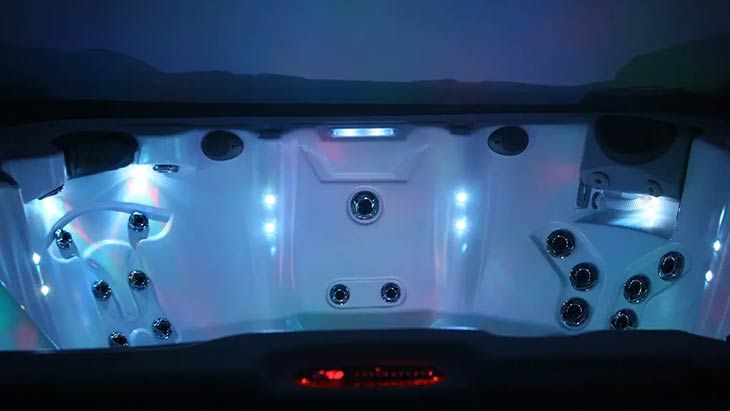 LED Beleuchtung im Outdoor Whirlpool von Dimension One Spas